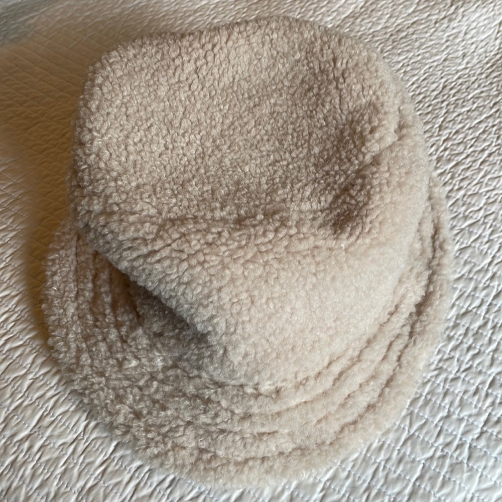 Urban Outfitters Sherpa Bucket Hat NWT